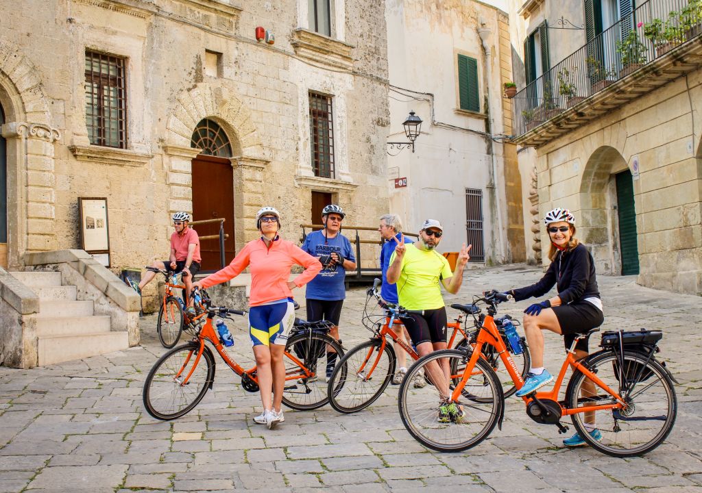 gruppo di cicloturisti in centro storico ad Otranto